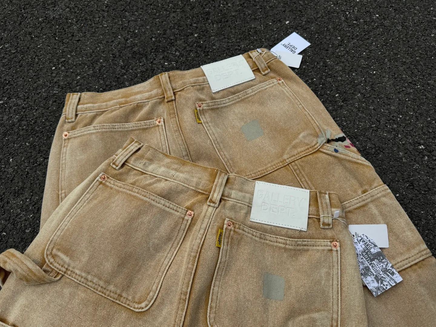 P250💰G91 GALLERY DEPT. Spliced ​​patches, ink-splashed denim bell-bottoms, washed distressed spliced ​​jeans, denim washing factory. During the process, the owner of the washing factory helped introduce a boss who once worked at the Levi OEM factory and then started his own business. This also paved the way for the following styles. Therefore, Levi's remodeled single product for the base plate is really familiar. Whether it is the fabrics supplied or the lathes used in production, there is nothing to choose from. -Color: Black -Size: S-XXL (corresponding to 28-36)